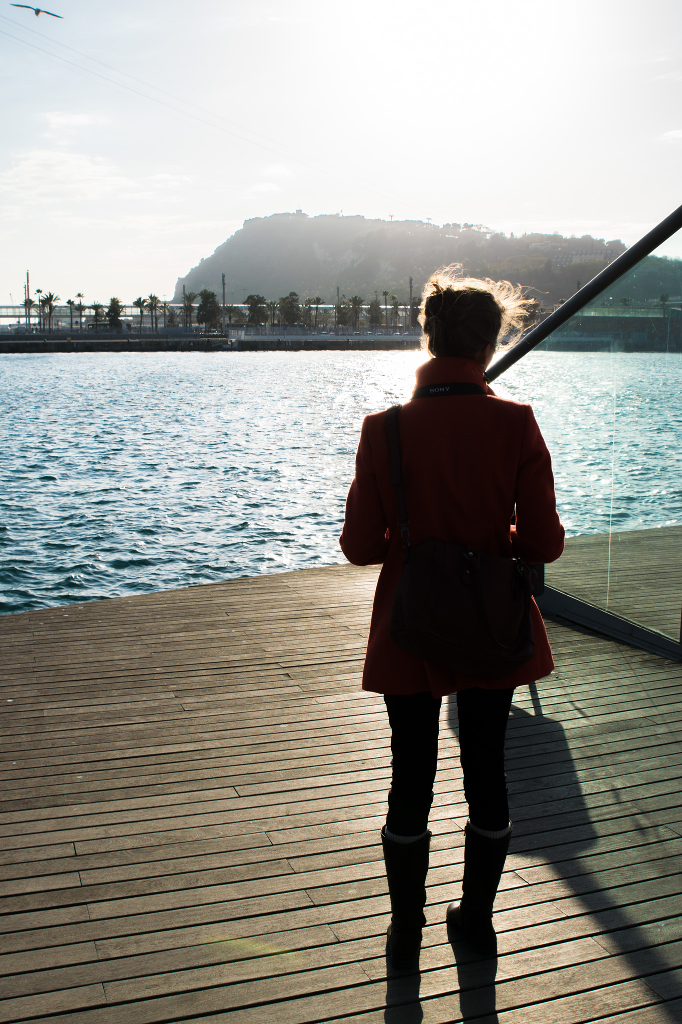 Silhouette im Gegenlicht vor Montjuic.