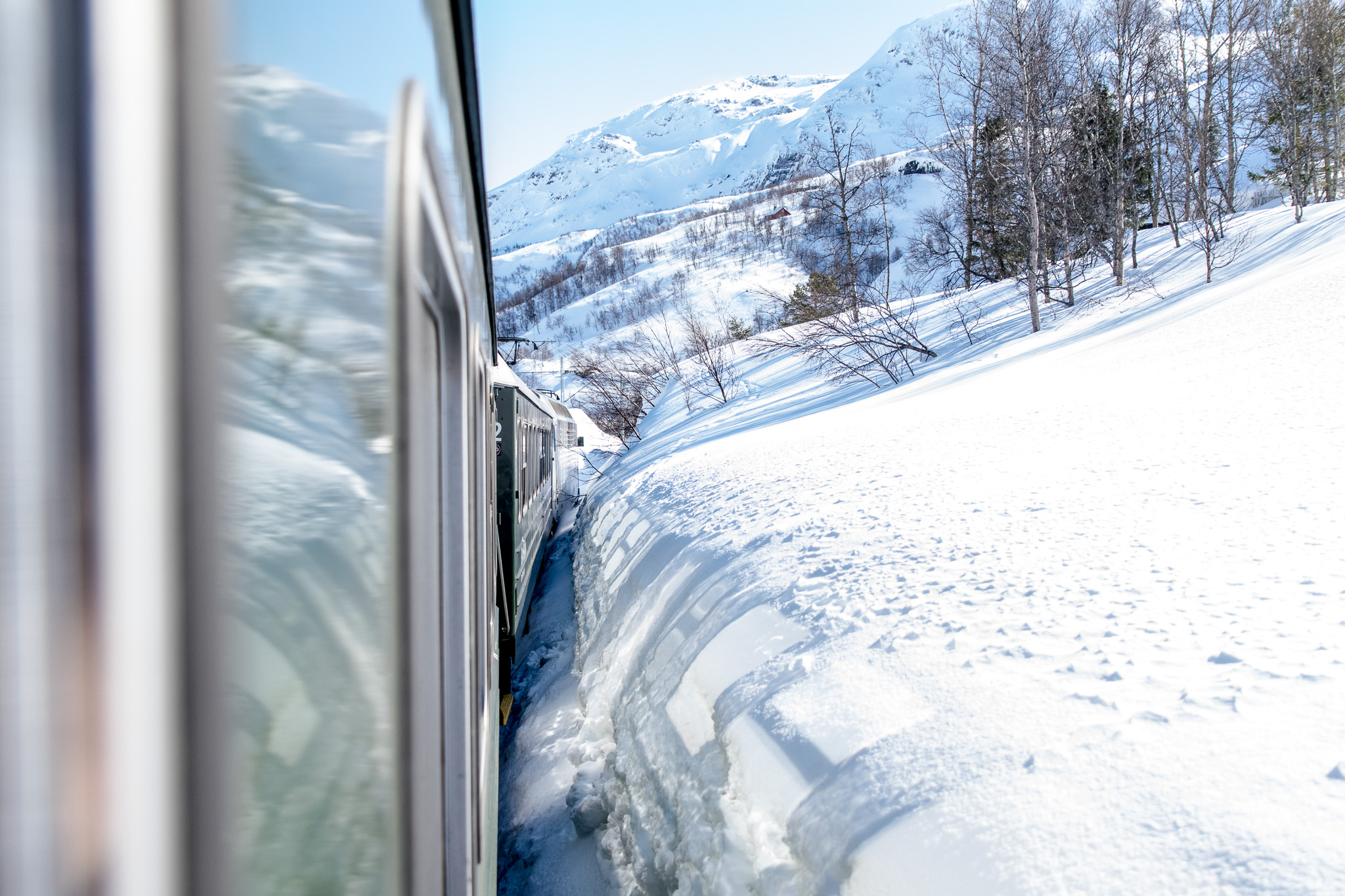 Der Blick aus dem Fenster lässt vermuten, dass häufiger mal Schnee von der Bahn weggeweht wird.