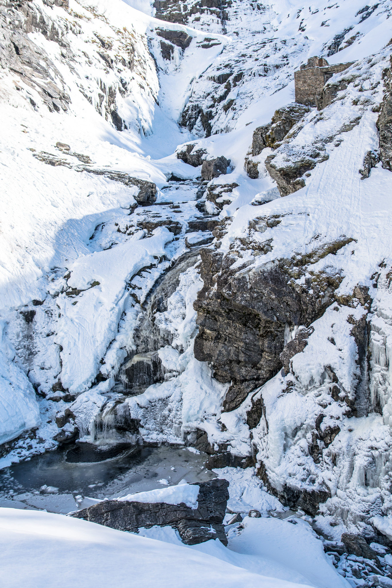 Einen Extra-Fotohalt gibt es für diesen Wasserfall, der im Schnee und Eis leider weniger imposant wirkt.