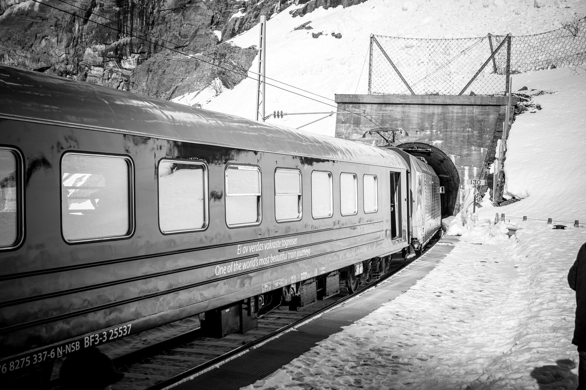 Die altbewährte Bahn wirkt auch in schwarz-weiss gut. (Die Lok ist ziemlich neu, aber kaum zu sehen)