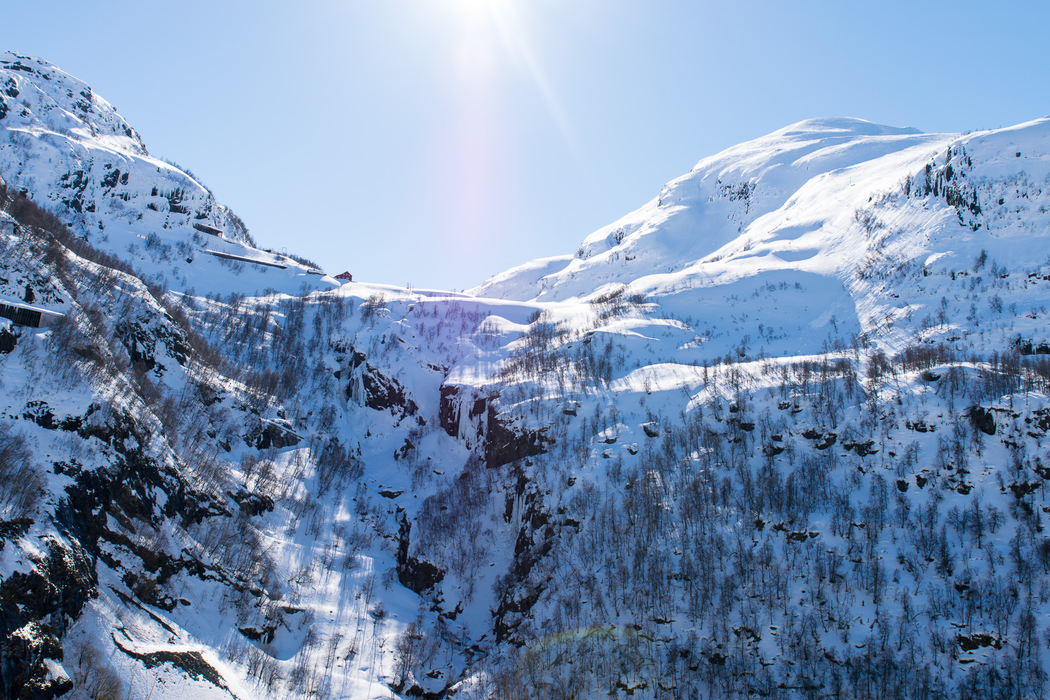 Wieder gibt es schöne Blicke auf Schnee, Eis, Wälder und Sonne. Man kann sich vorstellen, dass es eine Eisenbahn hier nicht leicht hat.