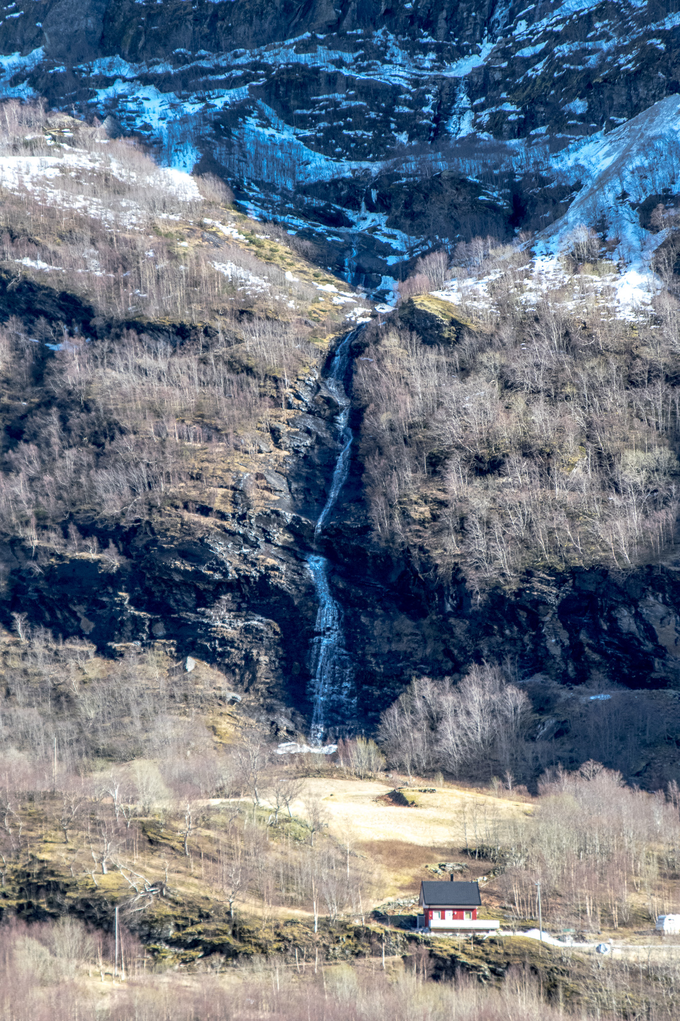 Aus den schmelzenden Schneemassen ergeben sich doch noch imposantere Wasserfälle. Das Bild gehört zu meinen Lieblingen der Reise, allein wegen der Vorstellung, in der Hütte zu wohnen und morgens draußen - warm eingepackt - bei diesem Ausblick zu frühstücken. Herrlich.