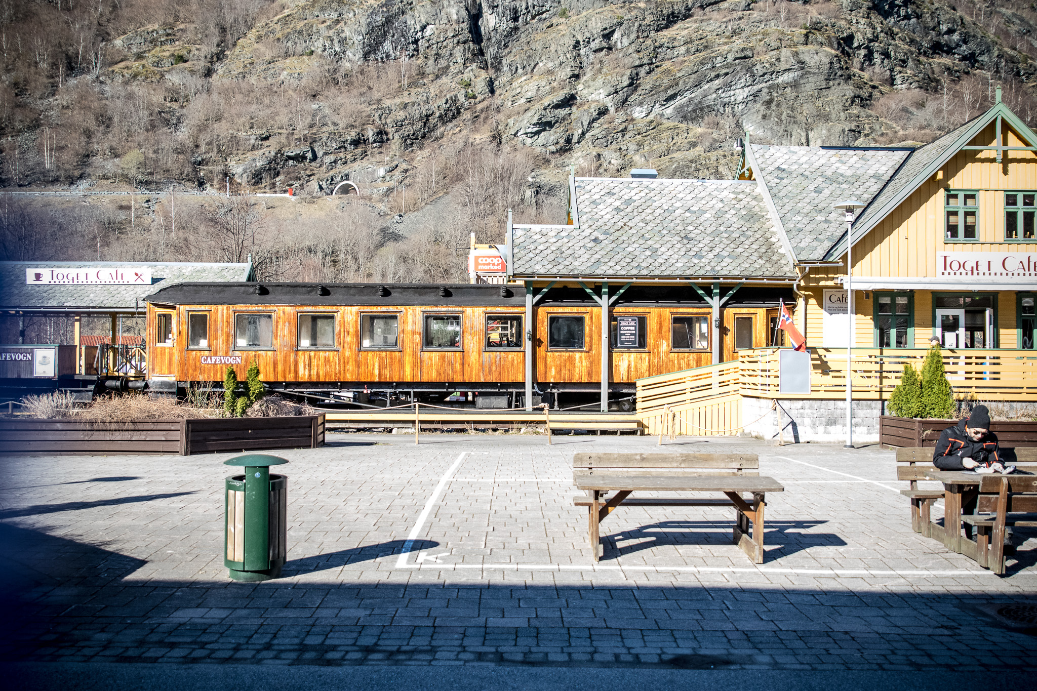 Flåms ist stolz auf seine Bahn und hegt auch alte Wagen weiter als Café.