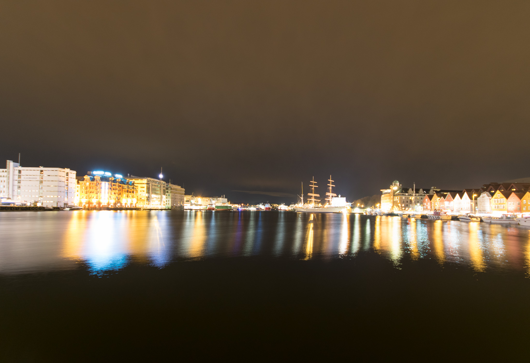 Vom Kopfende des Fjords kommen die Lichter der Stadt deutlich zum Tragen.