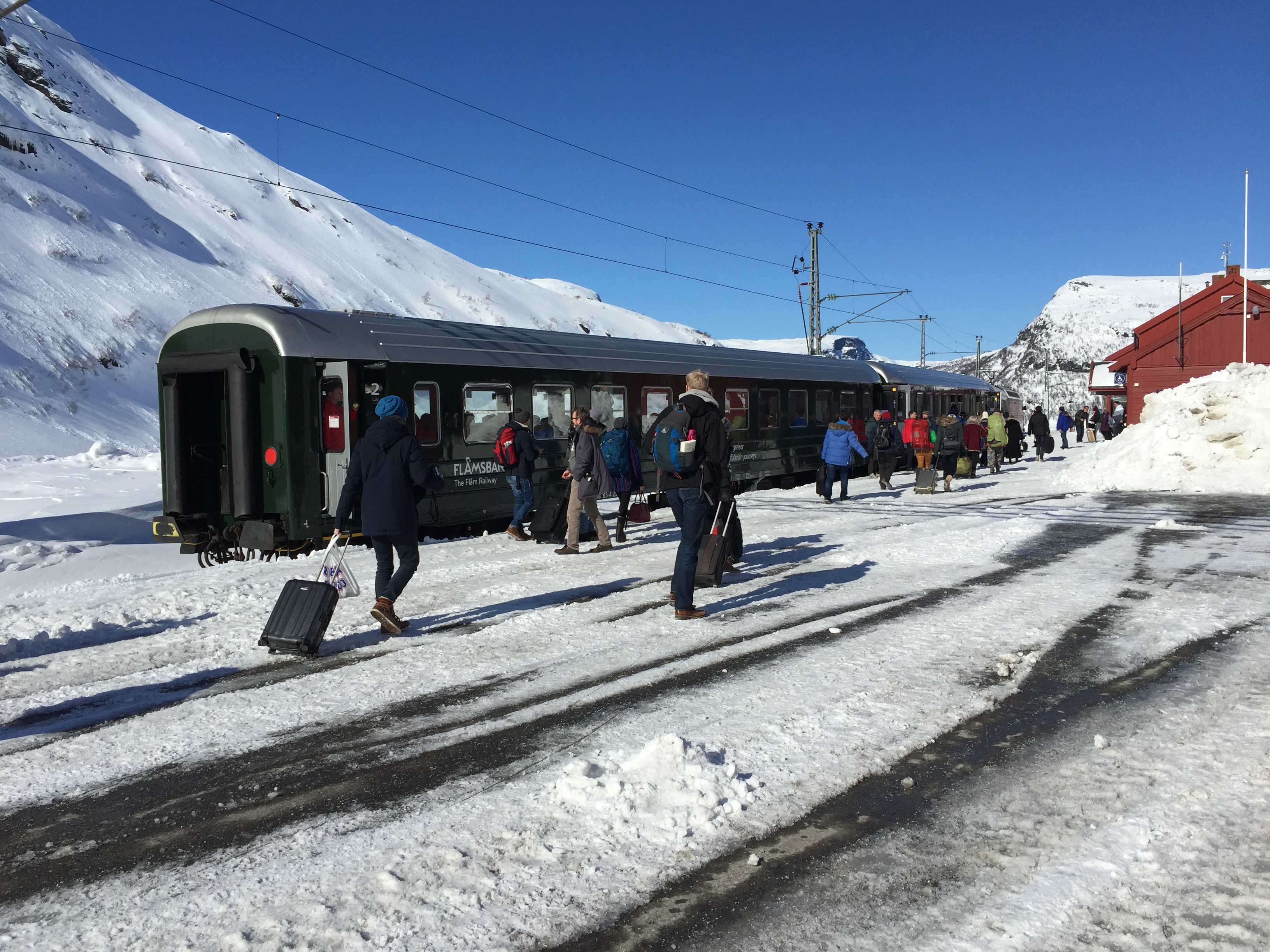 Unser Anschlusszug steht bei unserer Ankunft im Schnee bereit.