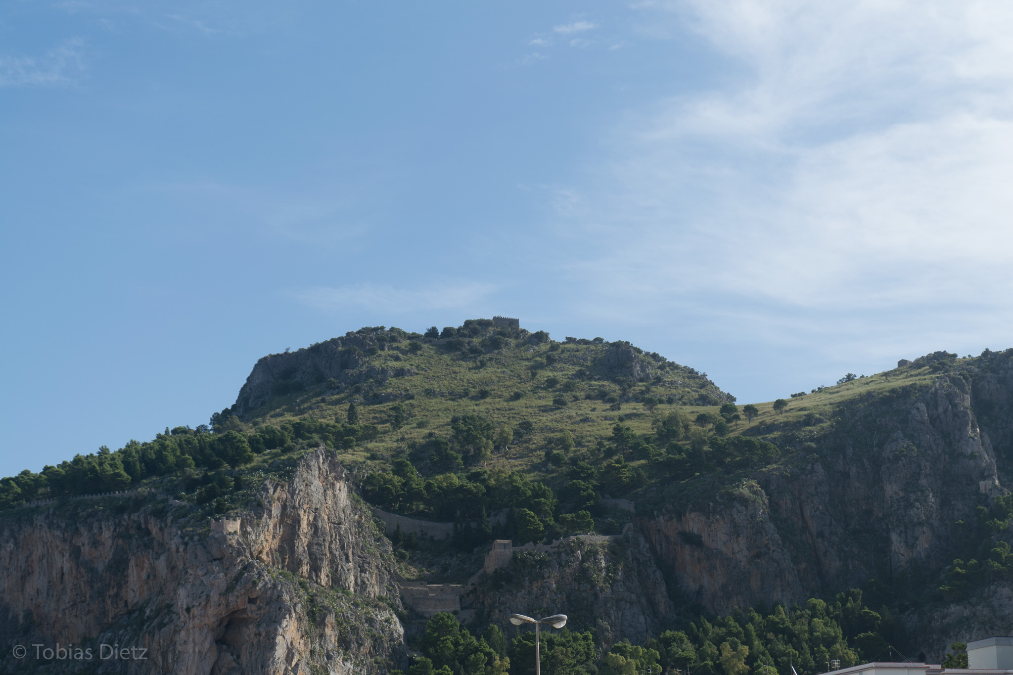 Der Rocco de Cefalù mit viel Mauern und ein bisschen Burg